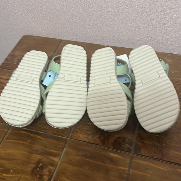 Cat and Jack, Chloe sandals - Picture 4 of 4